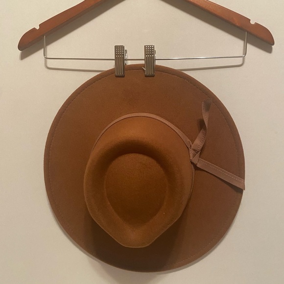 Elegant Tan Fedora Hat - Picture 1 of 4